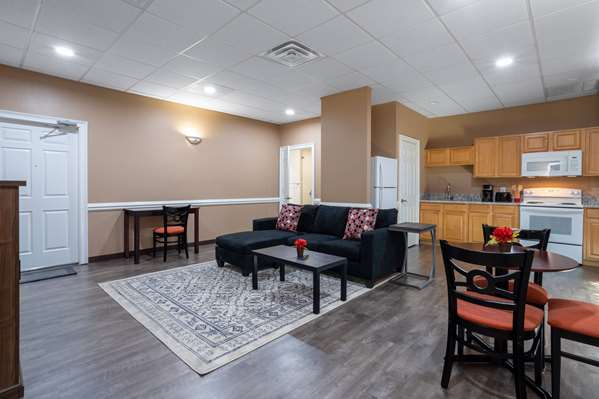 Suite - Travelodge Lakeland - I-4, Exit 32