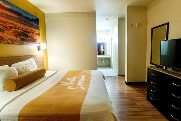  - Days Inn & Suites Bush Airport North Houston - I-45, Exit 59