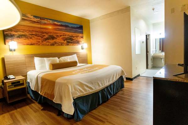  - Days Inn & Suites Bush Airport North Houston - I-45, Exit 59