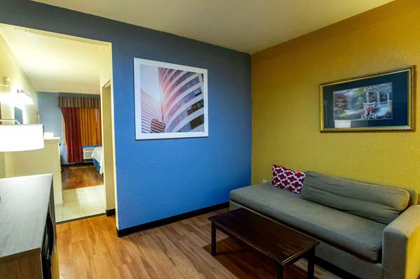  - Days Inn & Suites Bush Airport North Houston - I-45, Exit 59