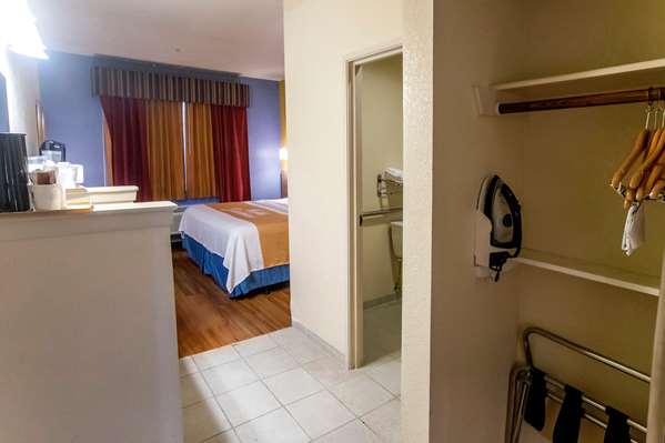  - Days Inn & Suites Bush Airport North Houston - I-45, Exit 59