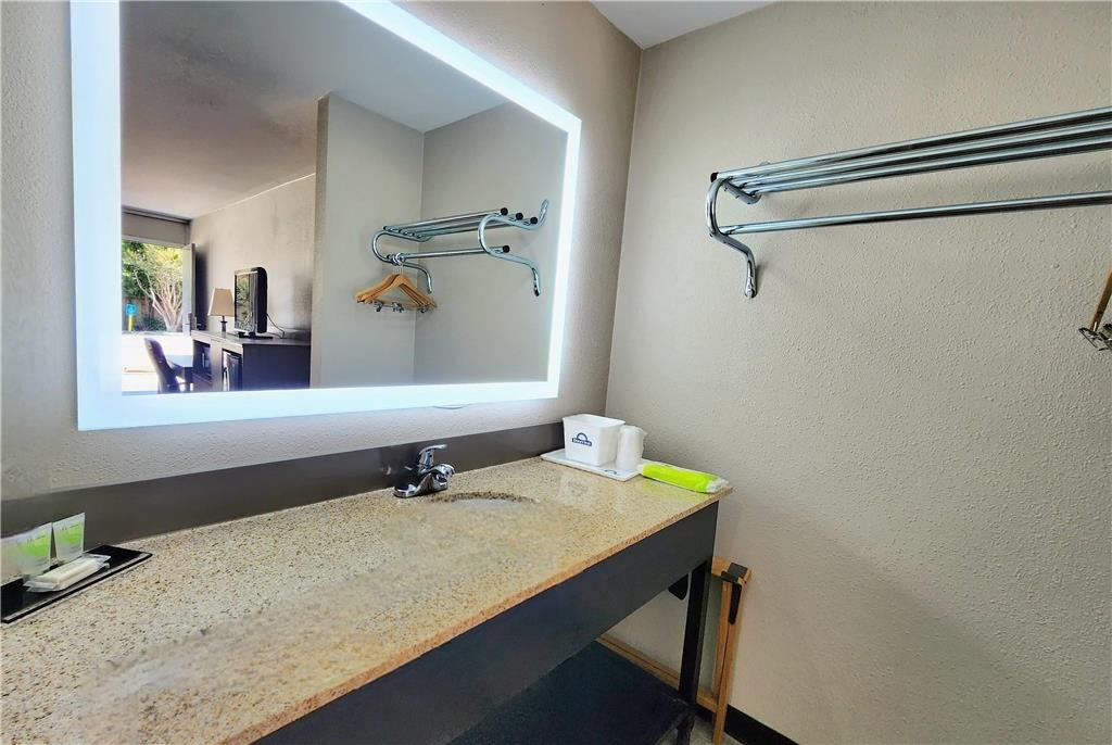 DAYS INN BY WYNDHAM, SEGUIN TX-guestroom-Guest Room,Bathroom,On-Site.jpg