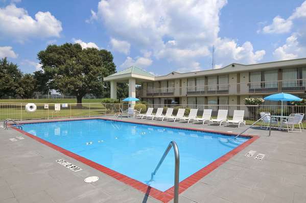 Pool - Days Inn Forrest City - I-40, Exit 241
