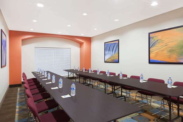  - Days Inn & Suites Marquez