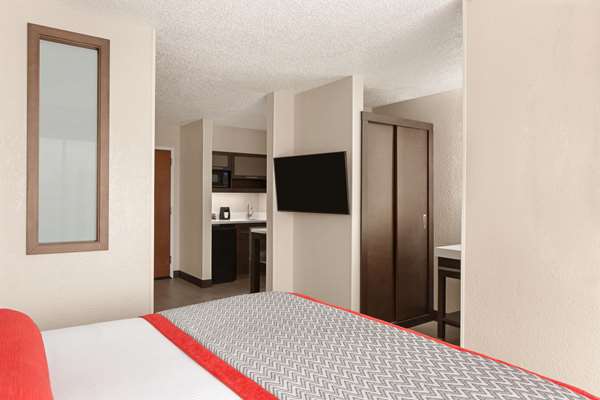 Suite - Ramada Inn & Suites Airport Orlando