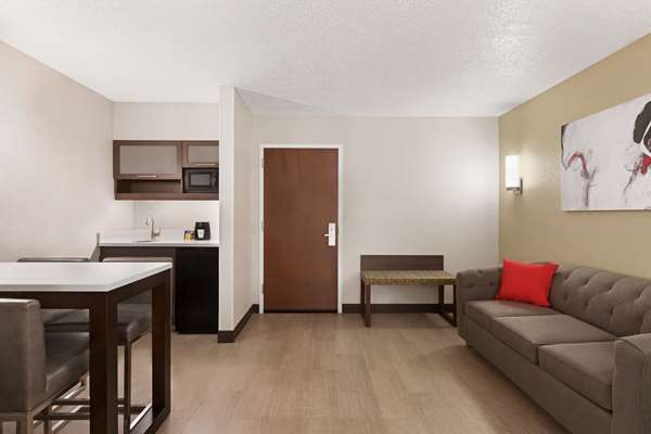Suite - Ramada Inn & Suites Airport Orlando