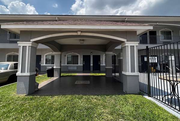  - Super 8 Motel I-45 North Houston - I-45, Exit 64