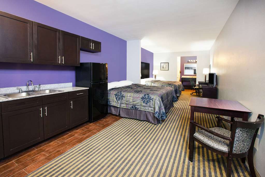 SUPER 8 BY WYNDHAM CARTHAGE TX-guestroom-Guest Room,On-Site.jpg