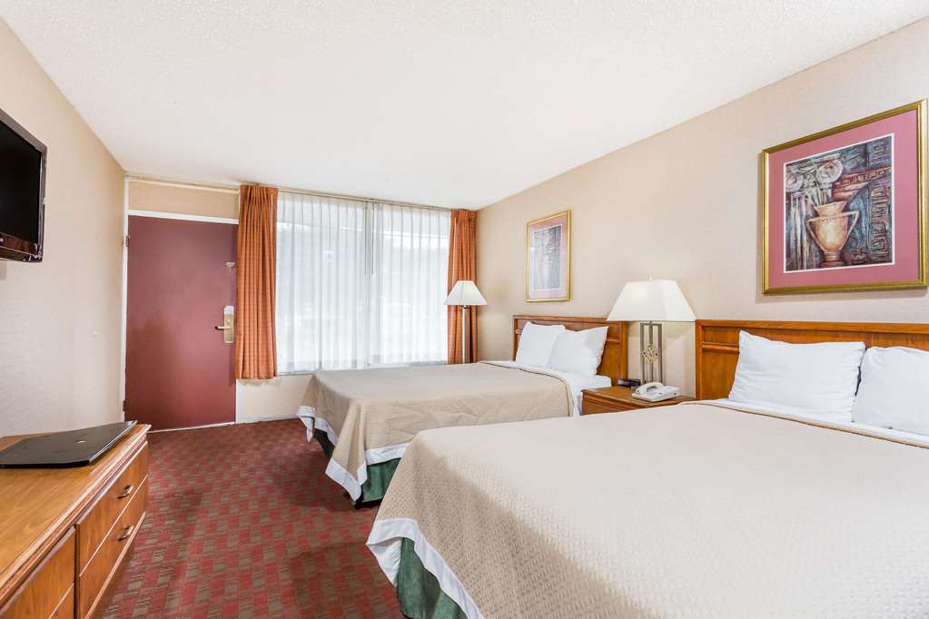 DAYS INN BY WYNDHAM GOLDSBORO-guestroom-Guest Room,On-Site.jpg