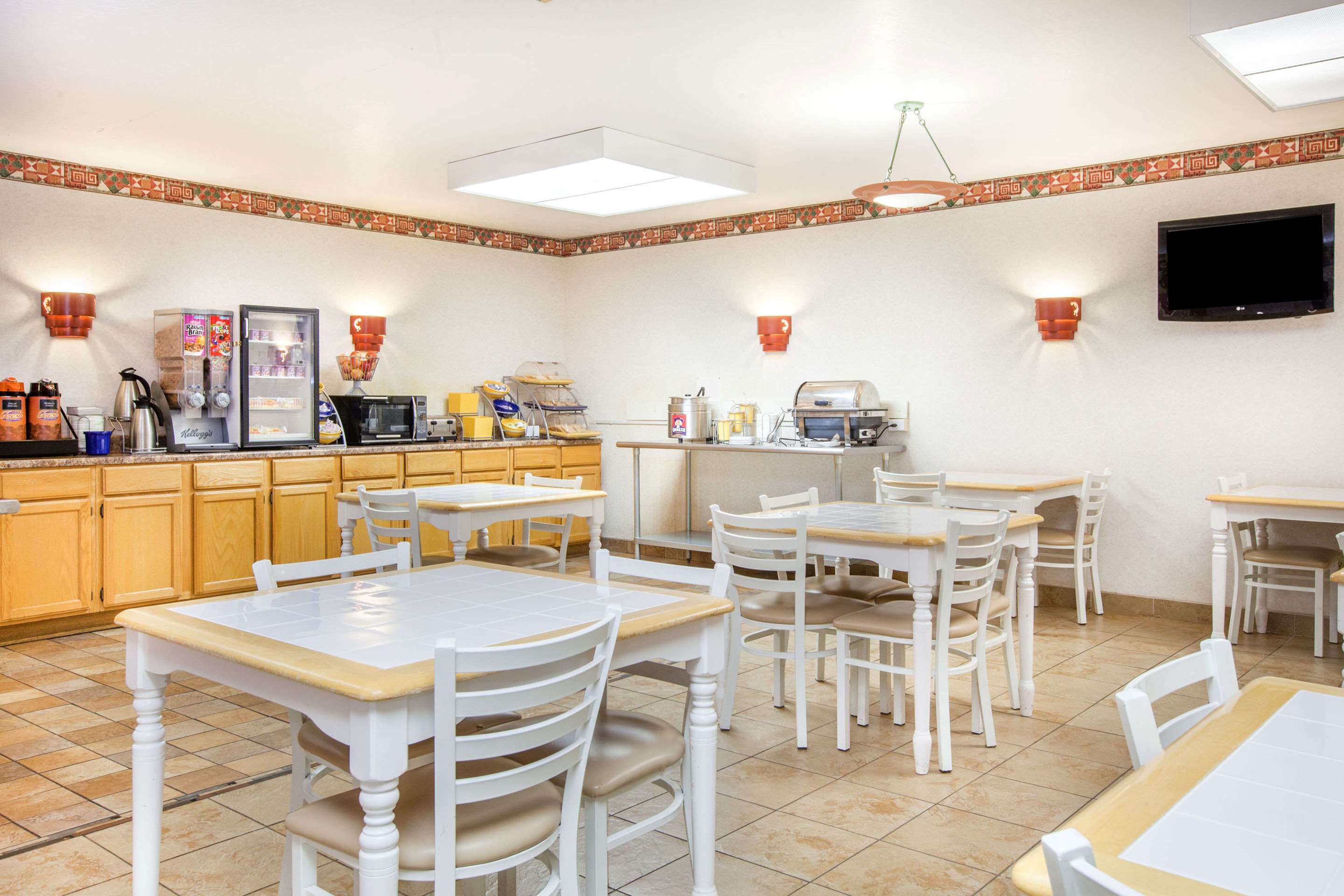 Breakfast Area | Kokopelli Inn Sedona, Trademark Collection by Wyndham