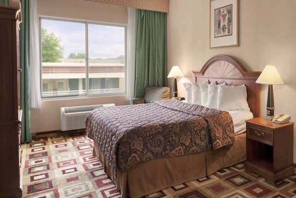  - Days Inn & Suites Albany - I-87, Exit 2