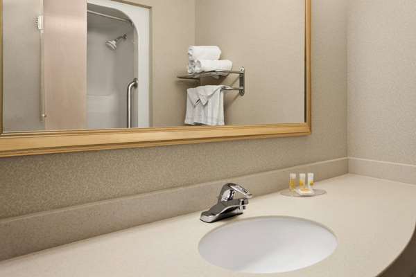  - Days Inn & Suites Albany - I-87, Exit 2
