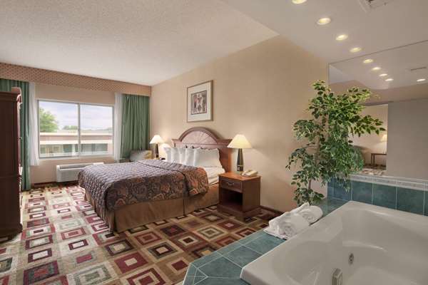 Suite - Days Inn & Suites Albany - I-87, Exit 2