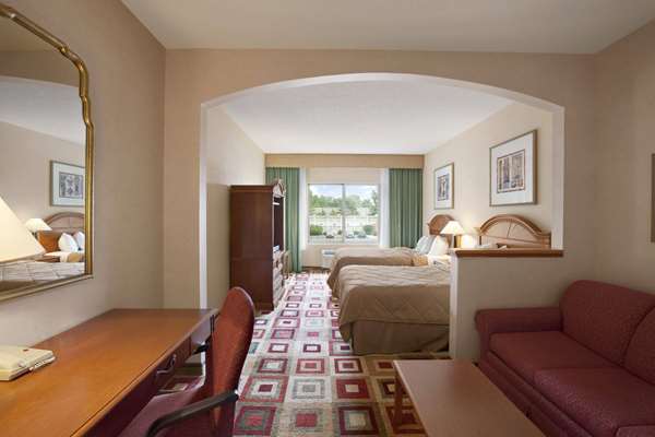 Suite - Days Inn & Suites Albany - I-87, Exit 2