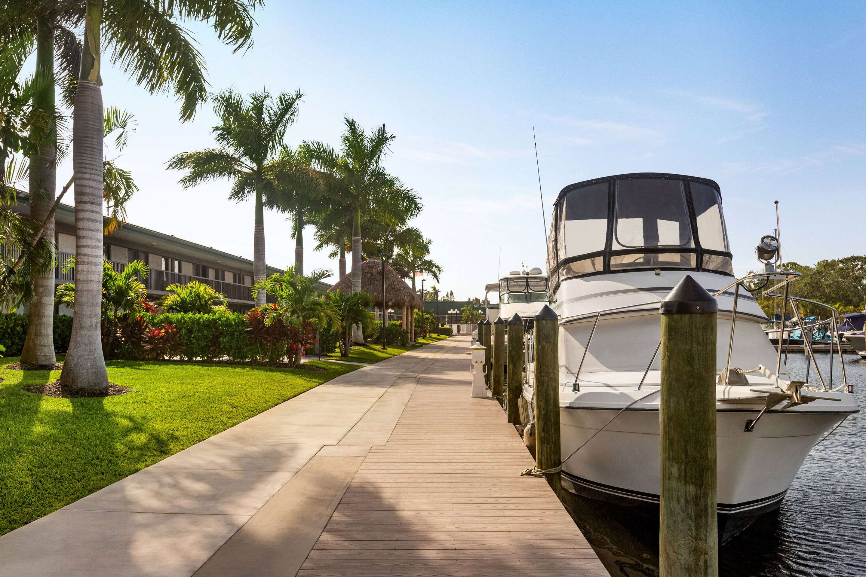 Exterior | Ramada by Wyndham Sarasota Waterfront