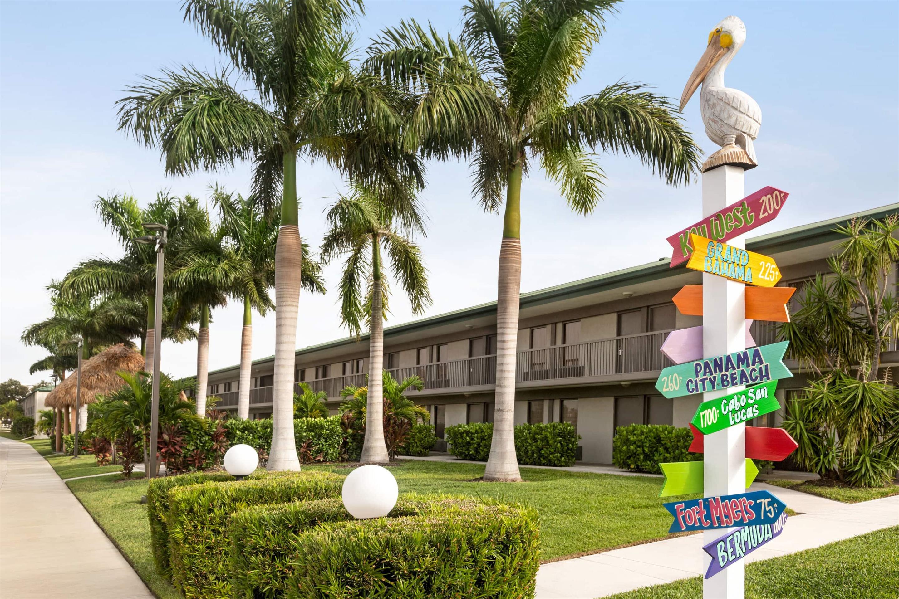 Exterior | Ramada by Wyndham Sarasota Waterfront