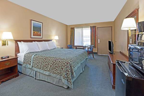 Suite - Days Inn Rialto - I-10, Exit 68
