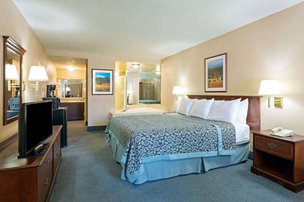 Suite - Days Inn Rialto - I-10, Exit 68