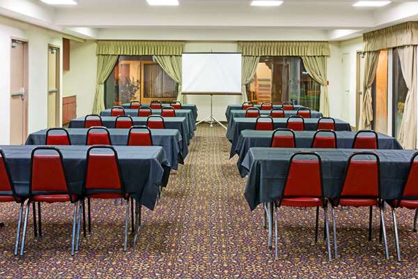  - Days Inn Rialto - I-10, Exit 68