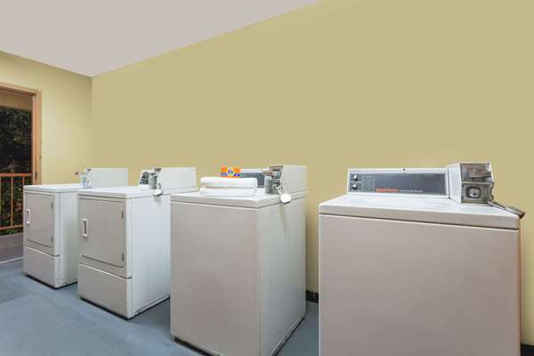  - Days Inn Rialto - I-10, Exit 68