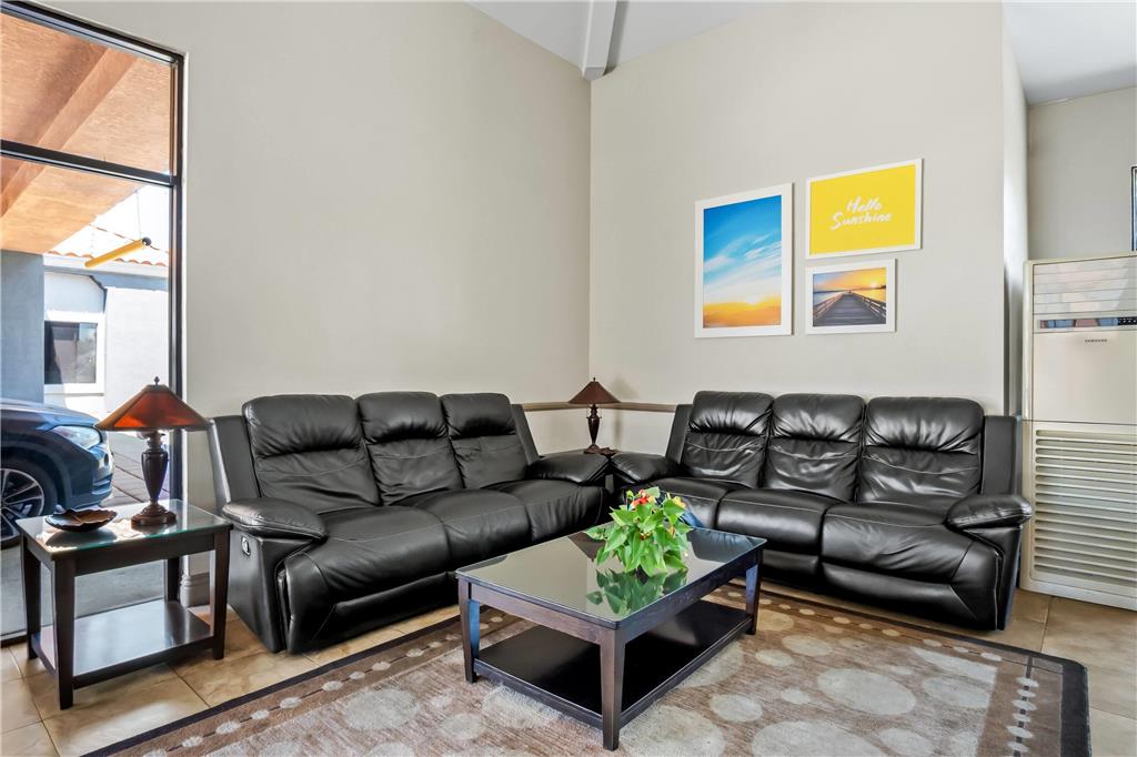 DAYS INN BY WYNDHAM FONTANA / RIALT-guestroom-Sitting area,On-Site.jpg