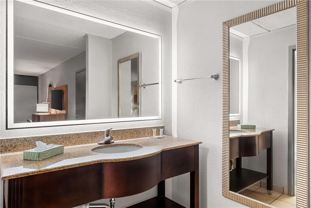 DAYS INN BY WYNDHAM, STATESBORO-guestroom-Guest Room,Bathroom,Accessibility,On-Site.jpg