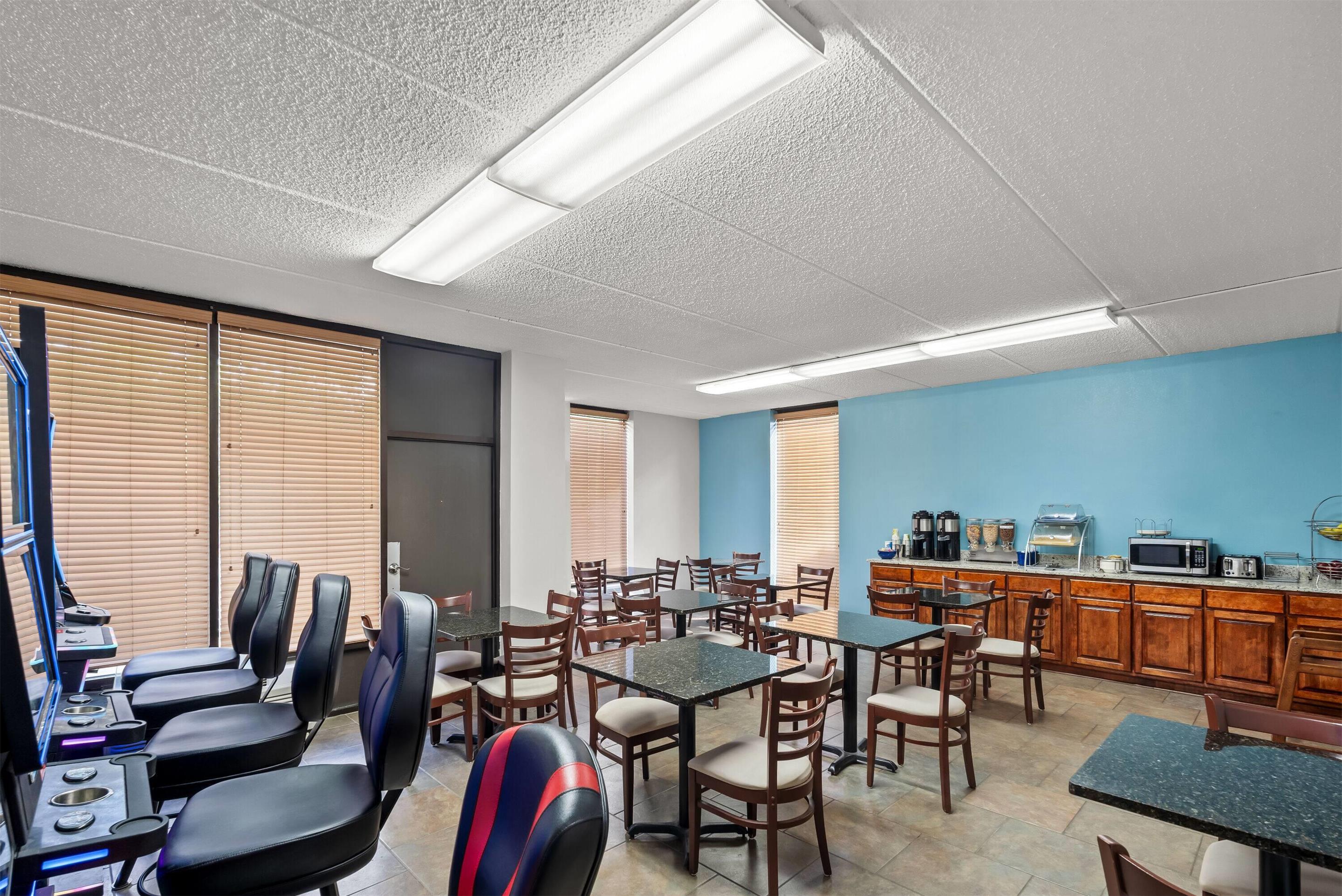 Breakfast Area | Days Inn by Wyndham Statesboro