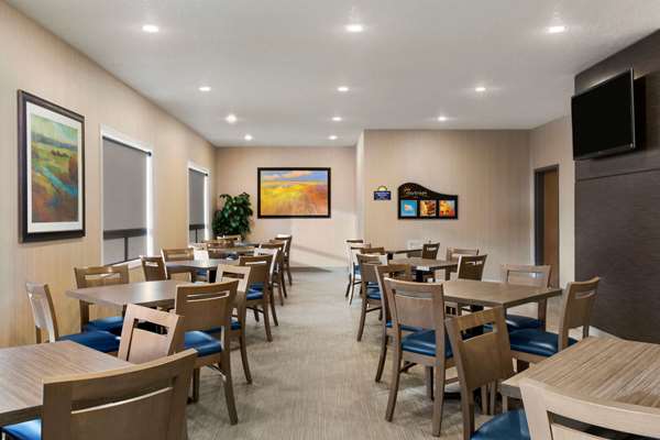Restaurant - Days Inn & Suites Yorkton