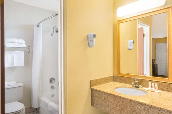  - Super 8 Motel Corning - I-5, Exit 631