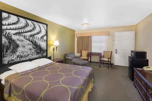  - Super 8 Motel Corning - I-5, Exit 631