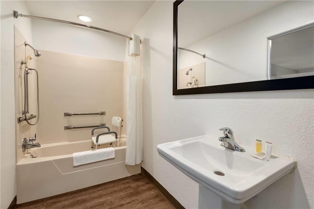 DAYS INN LEXINGTON-guestroom-Guest Room,Bathroom,Shower,Accessibility,On-Site.jpg