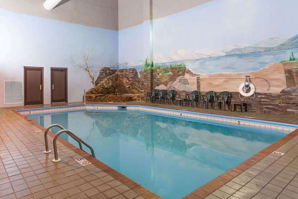 Pool - Baymont Inn & Suites Pigeon Forge