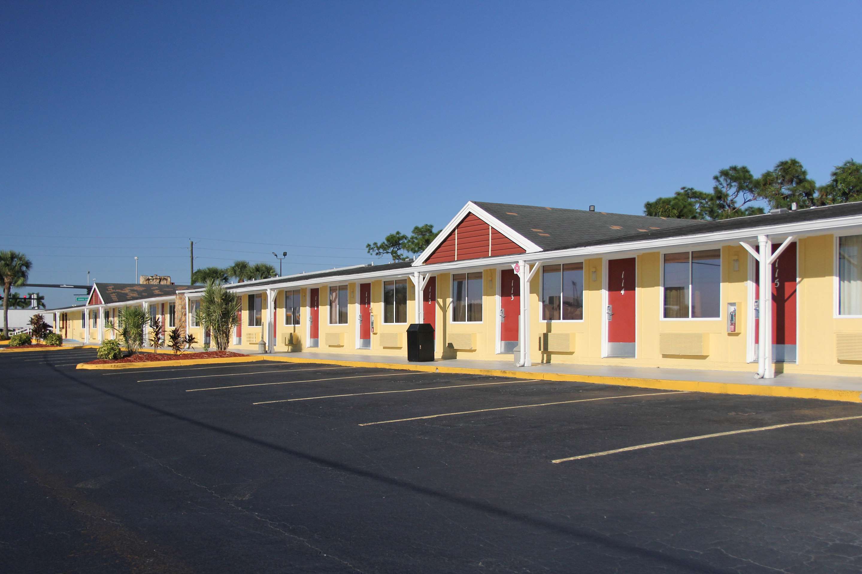Exterior Side | Knights Inn Punta Gorda