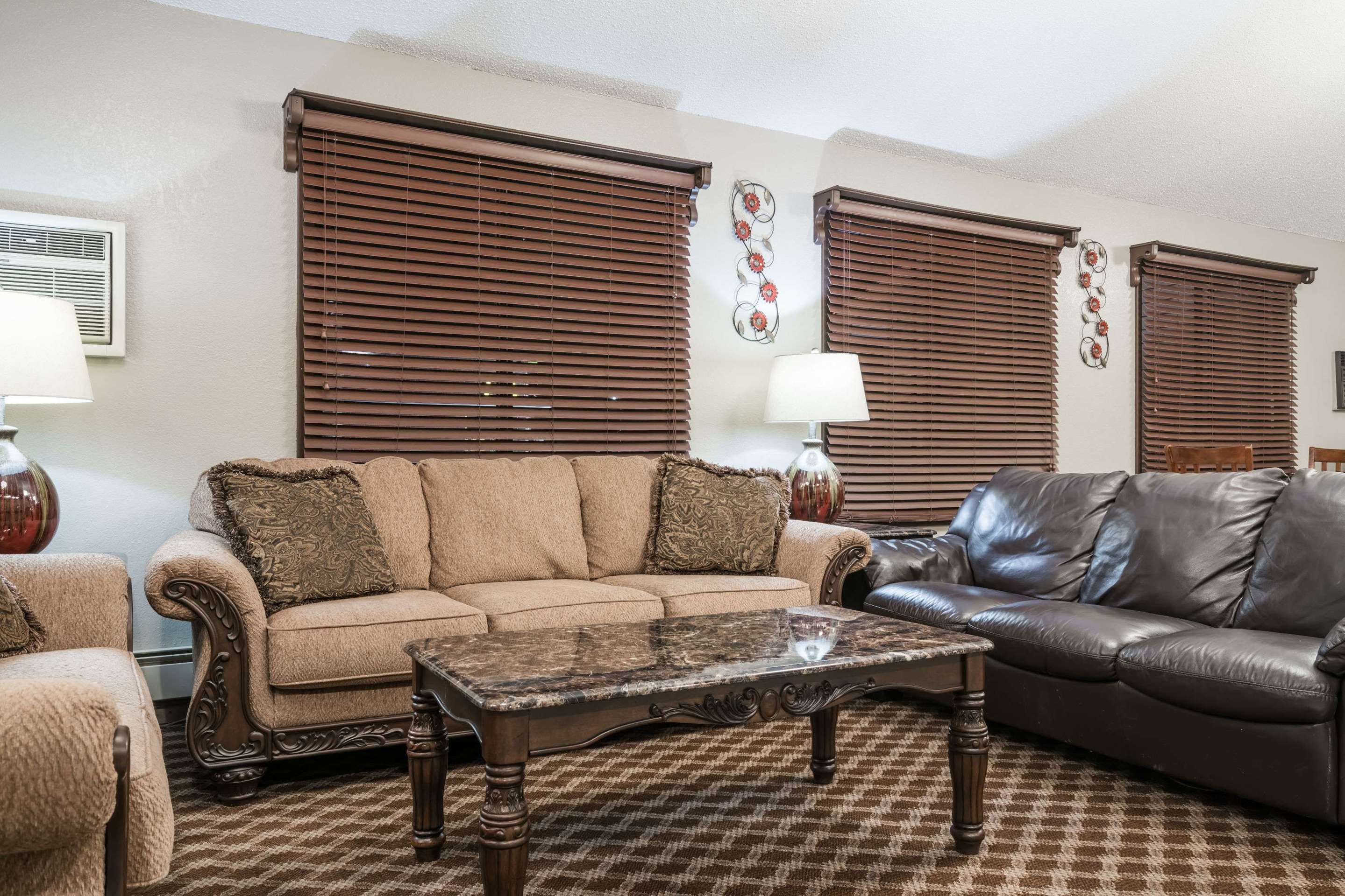 Lobby | Knights Inn Litchfield