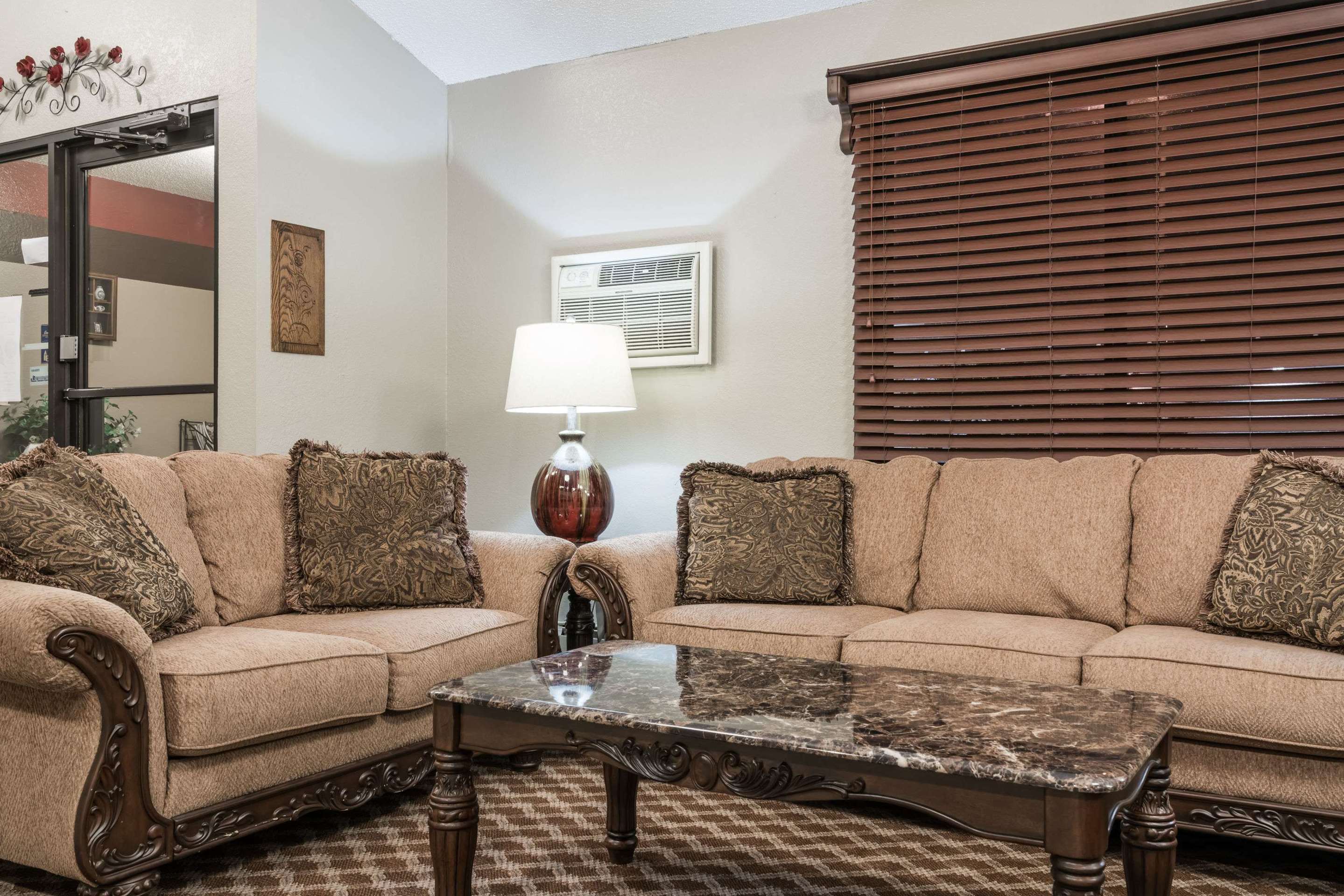 Lobby | Knights Inn Litchfield