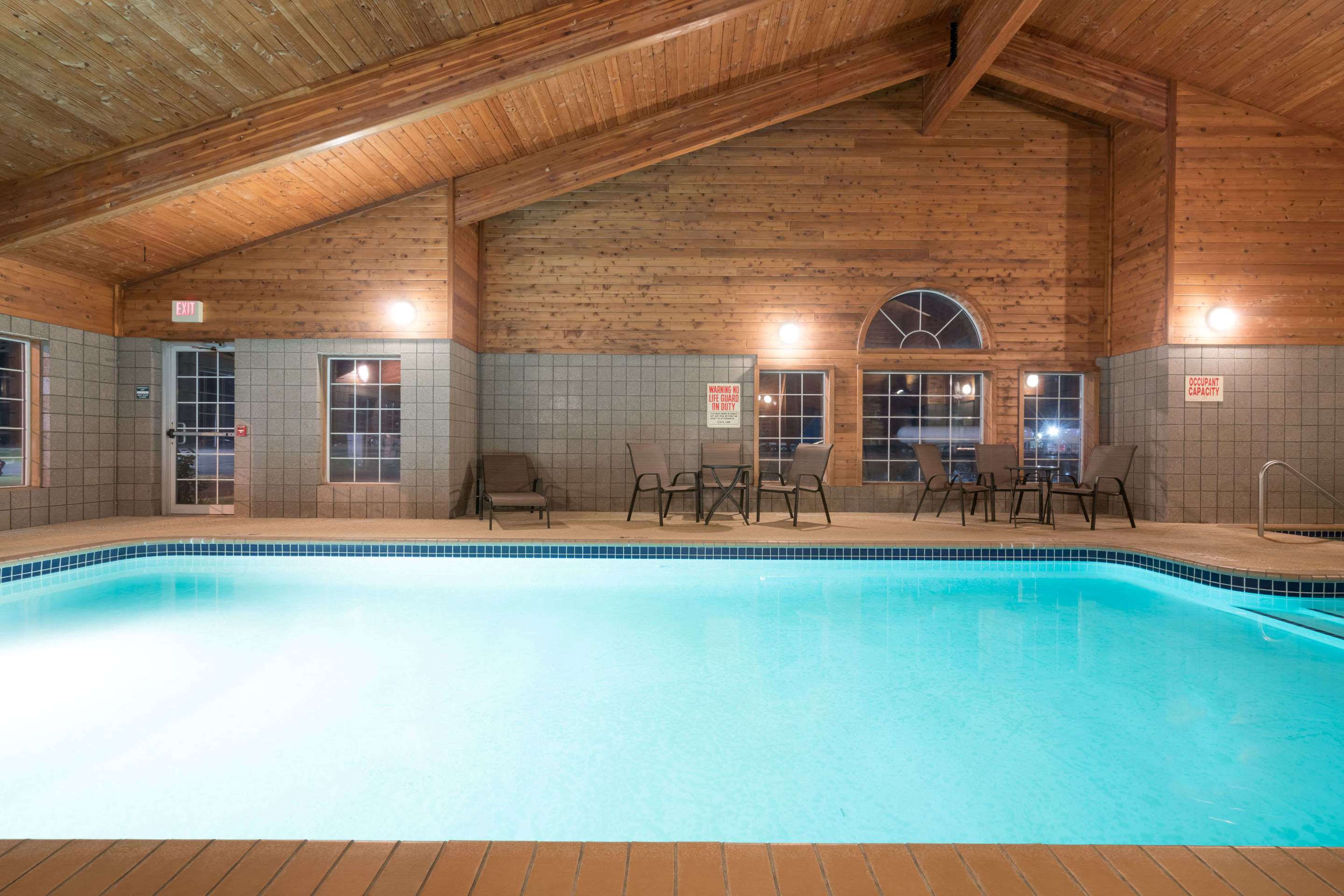 Pool | Knights Inn Litchfield