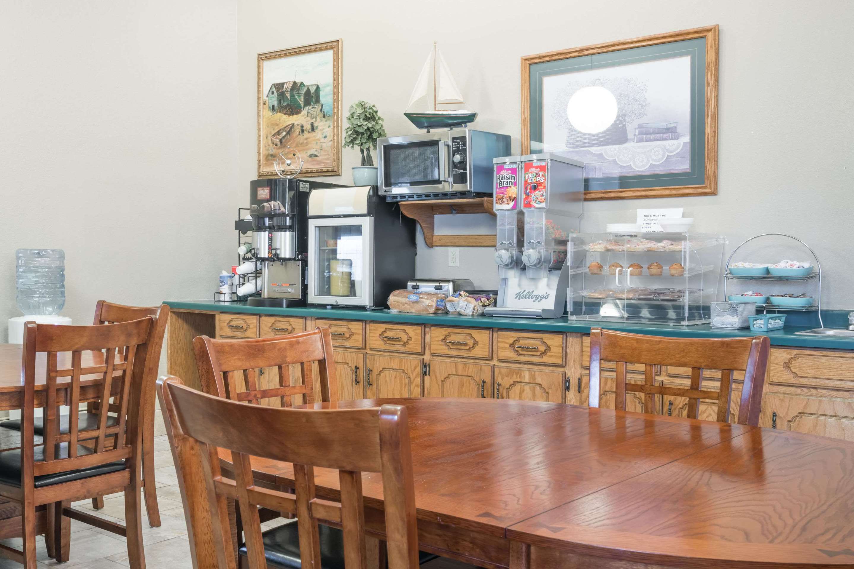 Breakfast Area | Knights Inn Litchfield