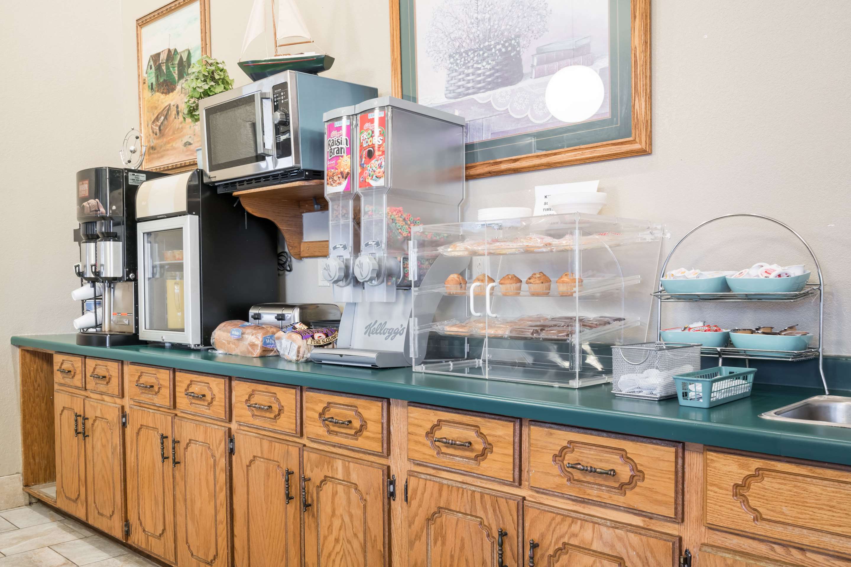 Breakfast Area | Knights Inn Litchfield