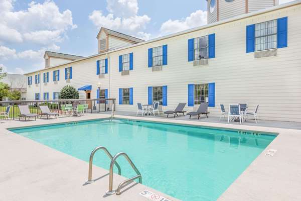Pool - Days Inn Shallotte