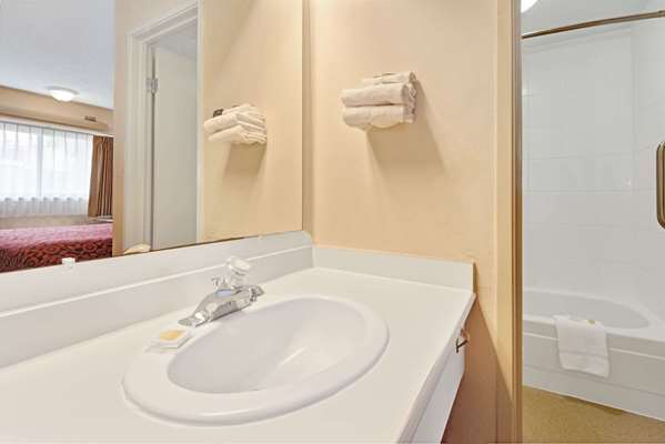  - Days Inn Overland Park