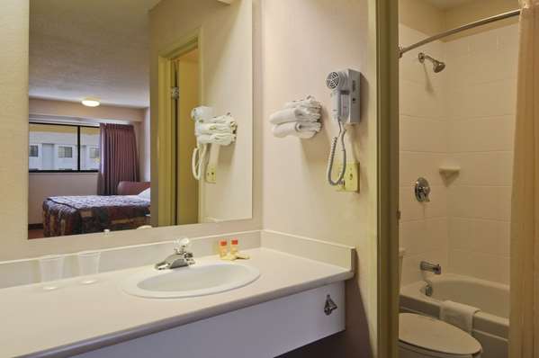  - Days Inn Overland Park