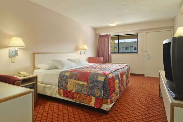  - Days Inn Overland Park