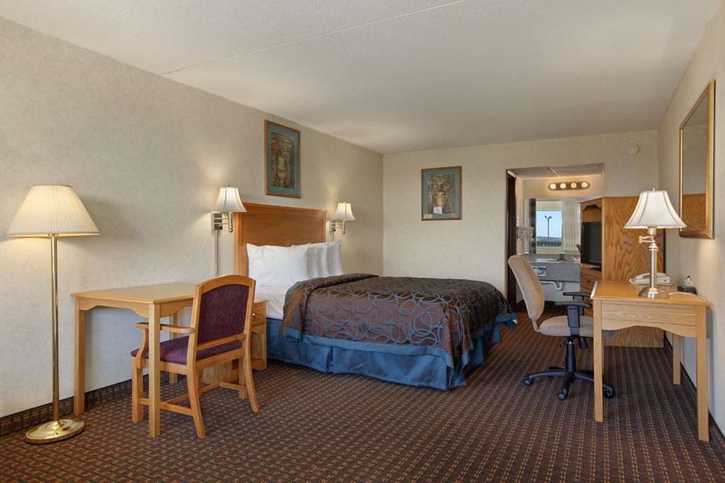 DAYS INN BY WYNDHAM SALINA SOUTH-guestroom-Guest Room,On-Site.jpg