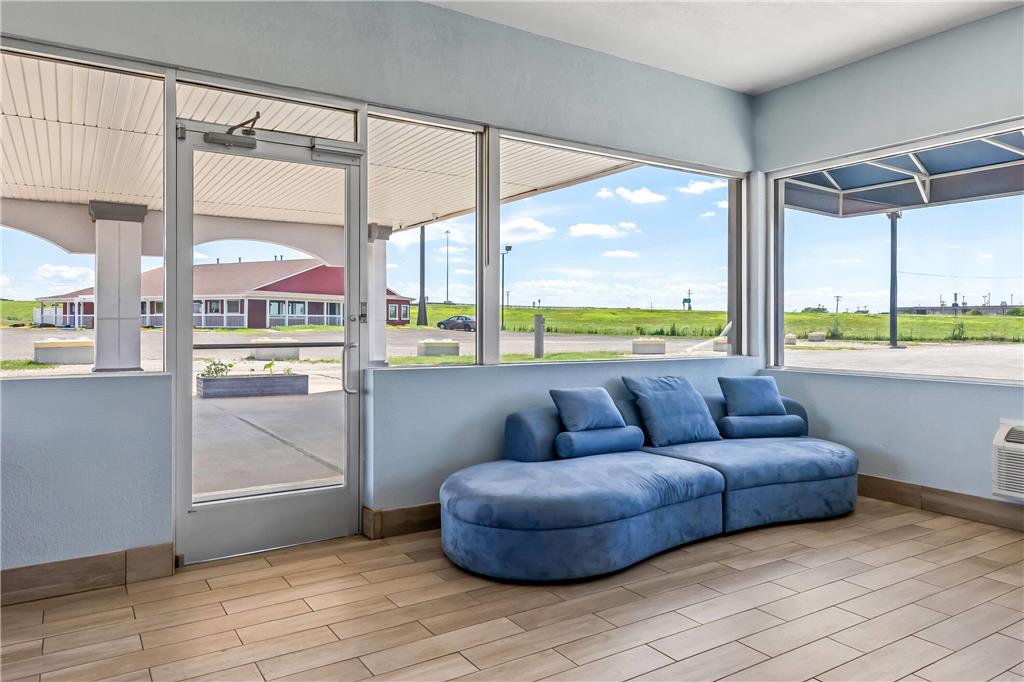 DAYS INN BY WYNDHAM SALINA SOUTH-guestroom-Sitting area,On-Site.jpg