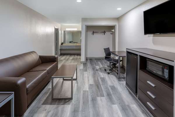 Suite - Days Inn Baytown - I-10, Exit 792