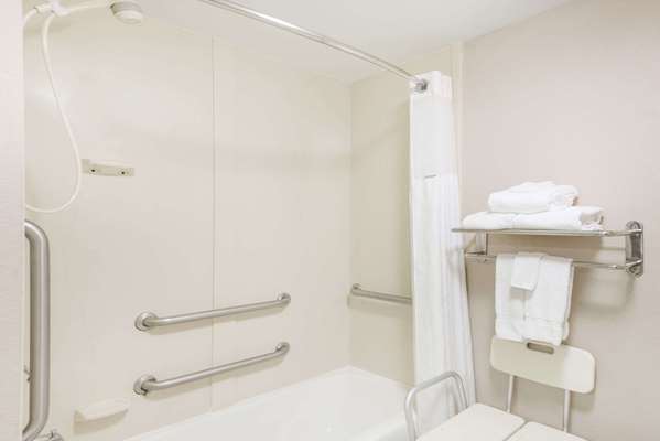  - Baymont Inn & Suites Northeast Clarksville - I-24, Exit 4