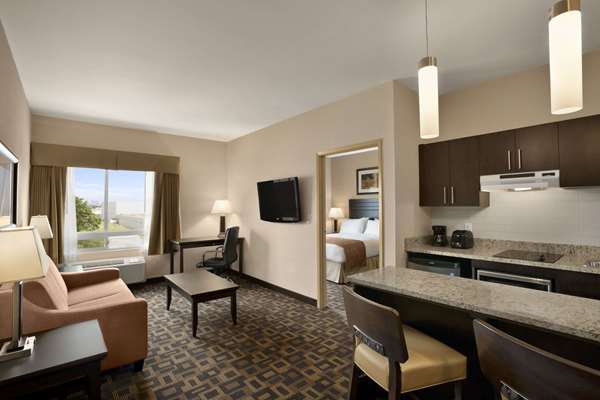 Suite - Days Inn & Suites Airport Winnipeg