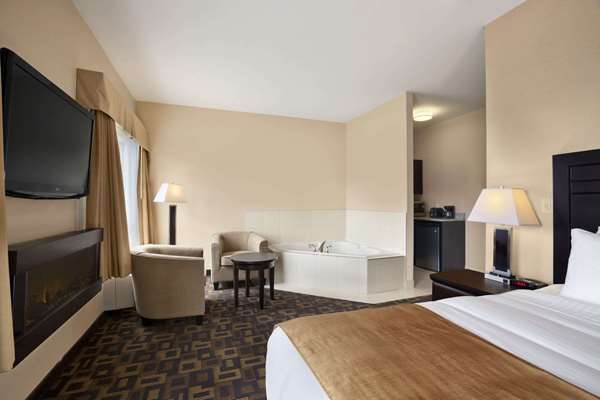 Suite - Days Inn & Suites Airport Winnipeg