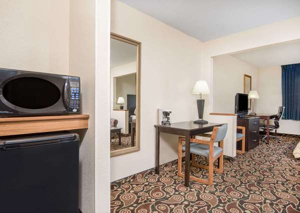 Suite - Baymont Inn & Suites Evansville - I-25, Exit 185