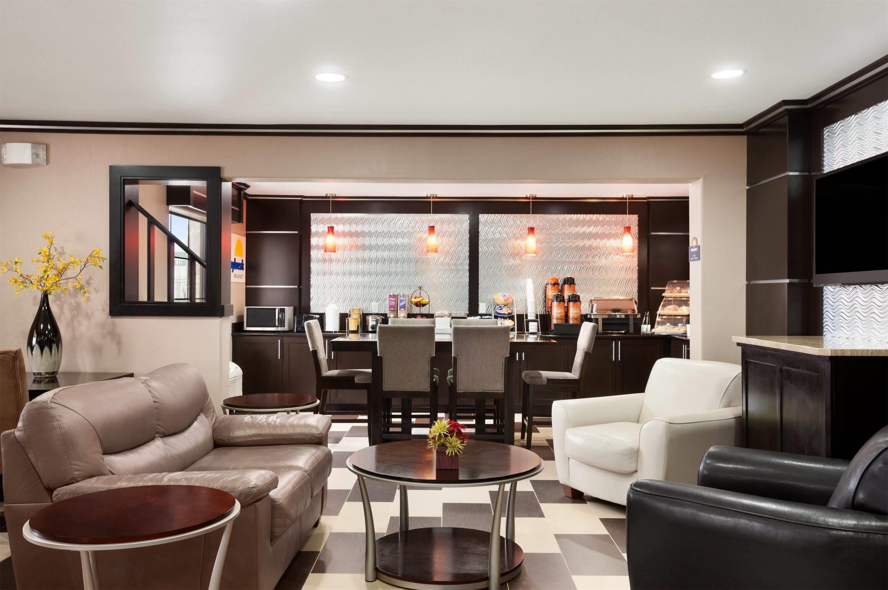 Lobby | Days Inn & Suites by Wyndham Conroe North
